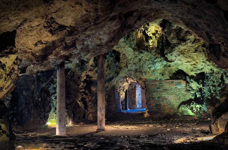 polish-folklore-dragon-pit.jpg