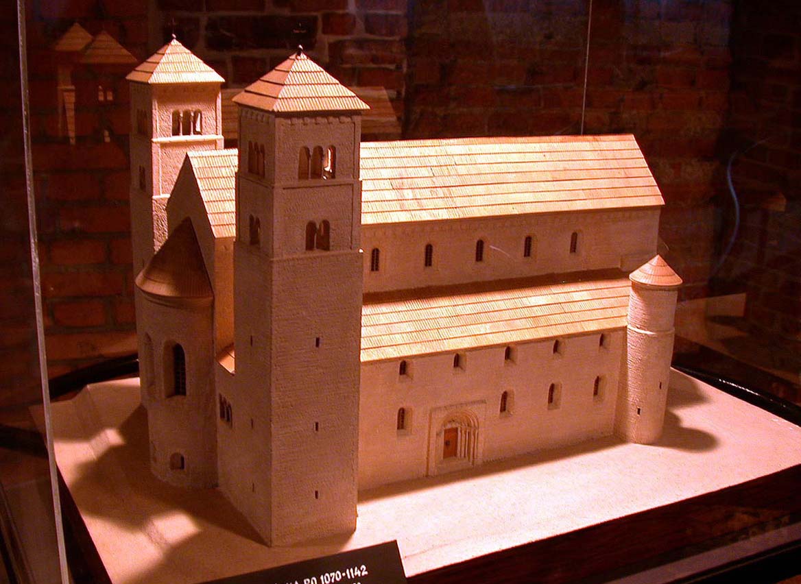 Krakow-Wawel-bazylika-archikatedralna-rekonstrukcja-z-XIIw.jpg